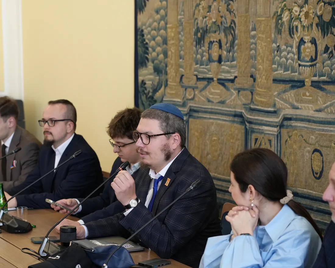 Wystąpienie podczas konferencji przy stole