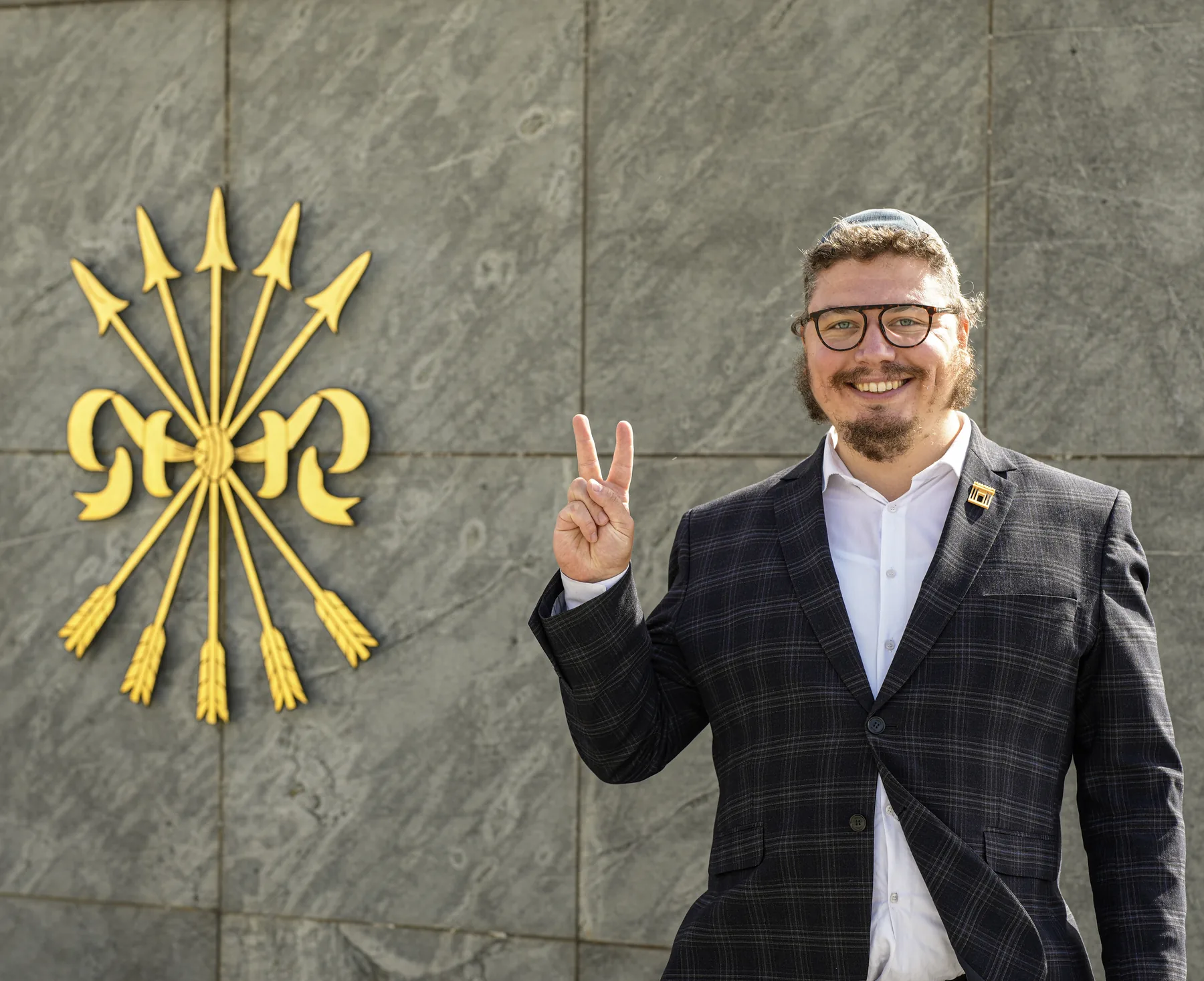 Baruch Jaakov Janowicz obok złotego godła z pękiem strzał