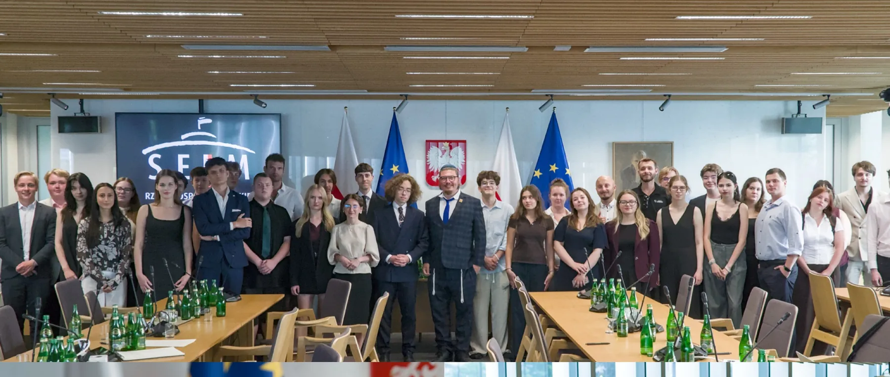 Grupowe zdjęcie uczestników debaty w Sejmie RP