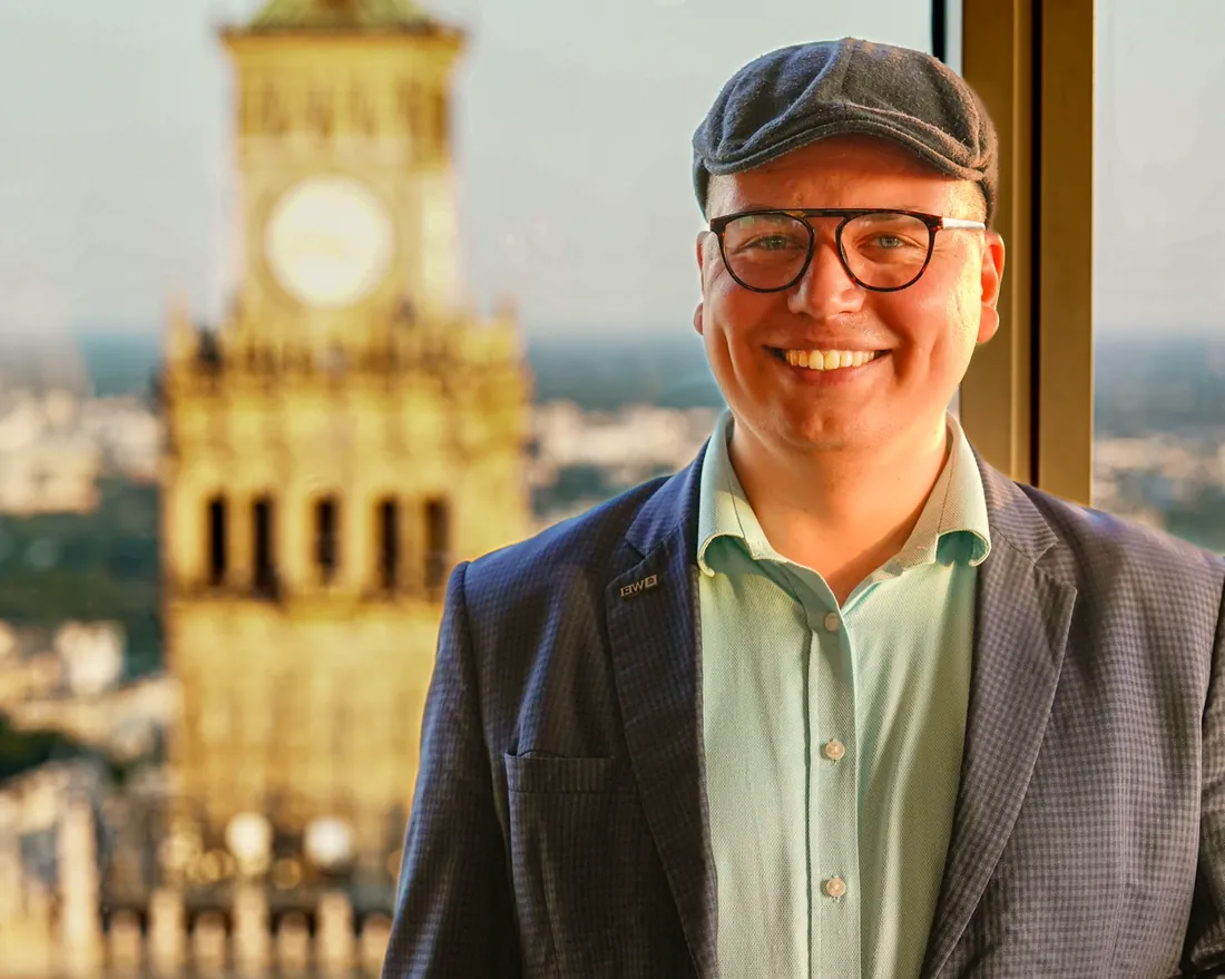 Portret na tle Pałacu Kultury w Warszawie